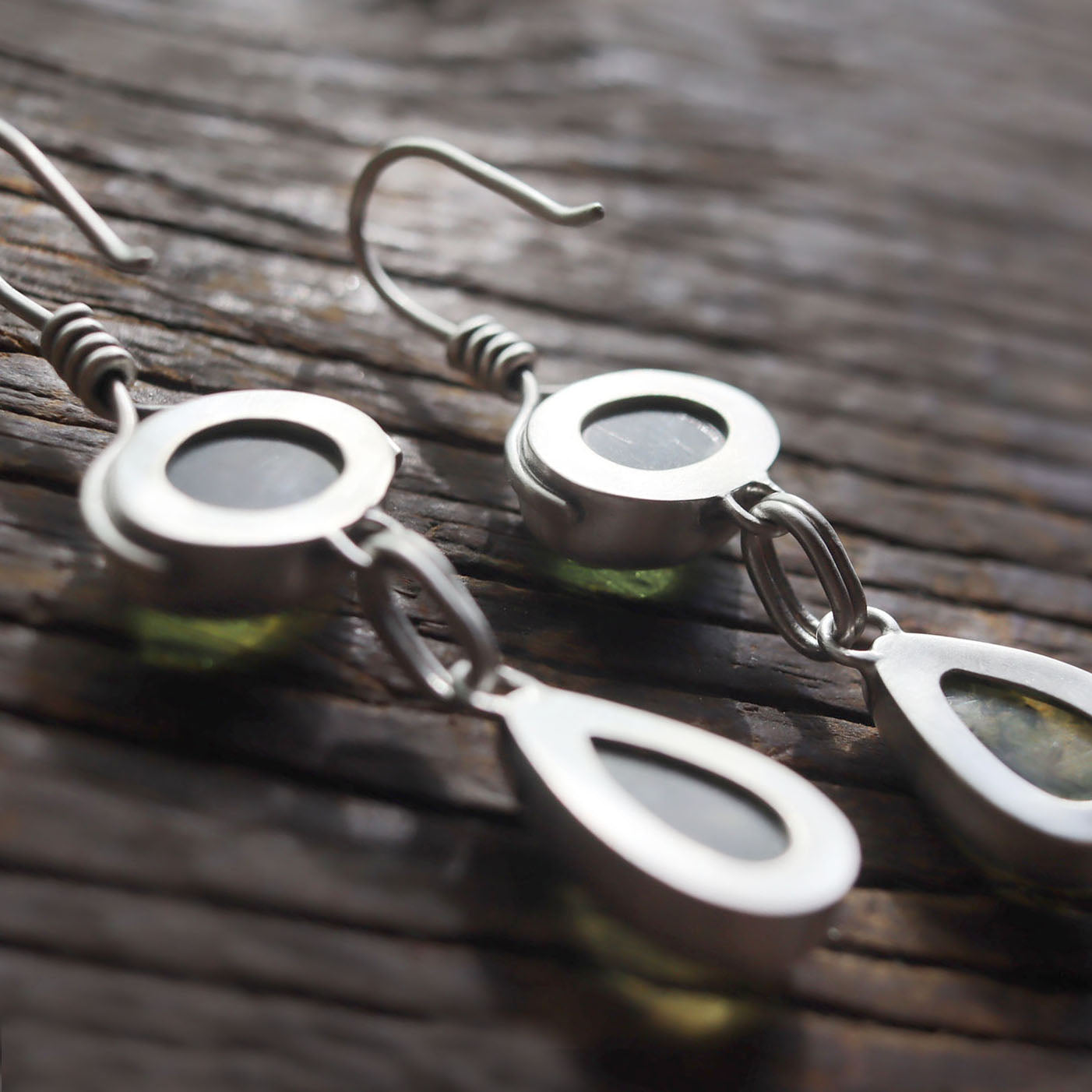 Green Amber two-tiered earrings (a)